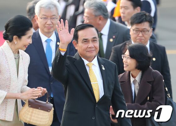 한·아세안 특별정상회의 참석차 방한한 쁘라윳 짠-오차 태국 총리가 24일 오후 김해공항에 도착해 손을 흔들고 있다. (2019 한-아세안 특별정상회의 제공) 2019.11.24/뉴스1 &copy; News1 성동훈 기자
