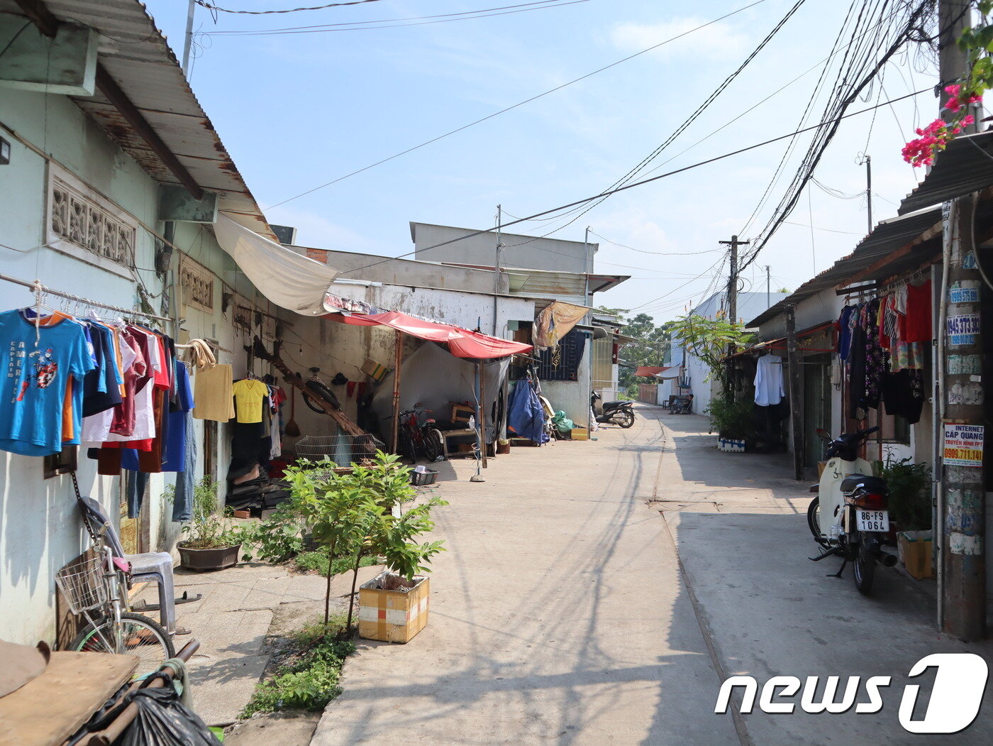 본문 이미지 - 호찌민시 빈떤군 내 한 마을에 가옥을 따라 빨래가 널려 있다. 일 년 내내 더운 날씨 때문에 이들에게 빨래는 일상과 가깝다. ⓒ 뉴스1ⓒ 뉴스1