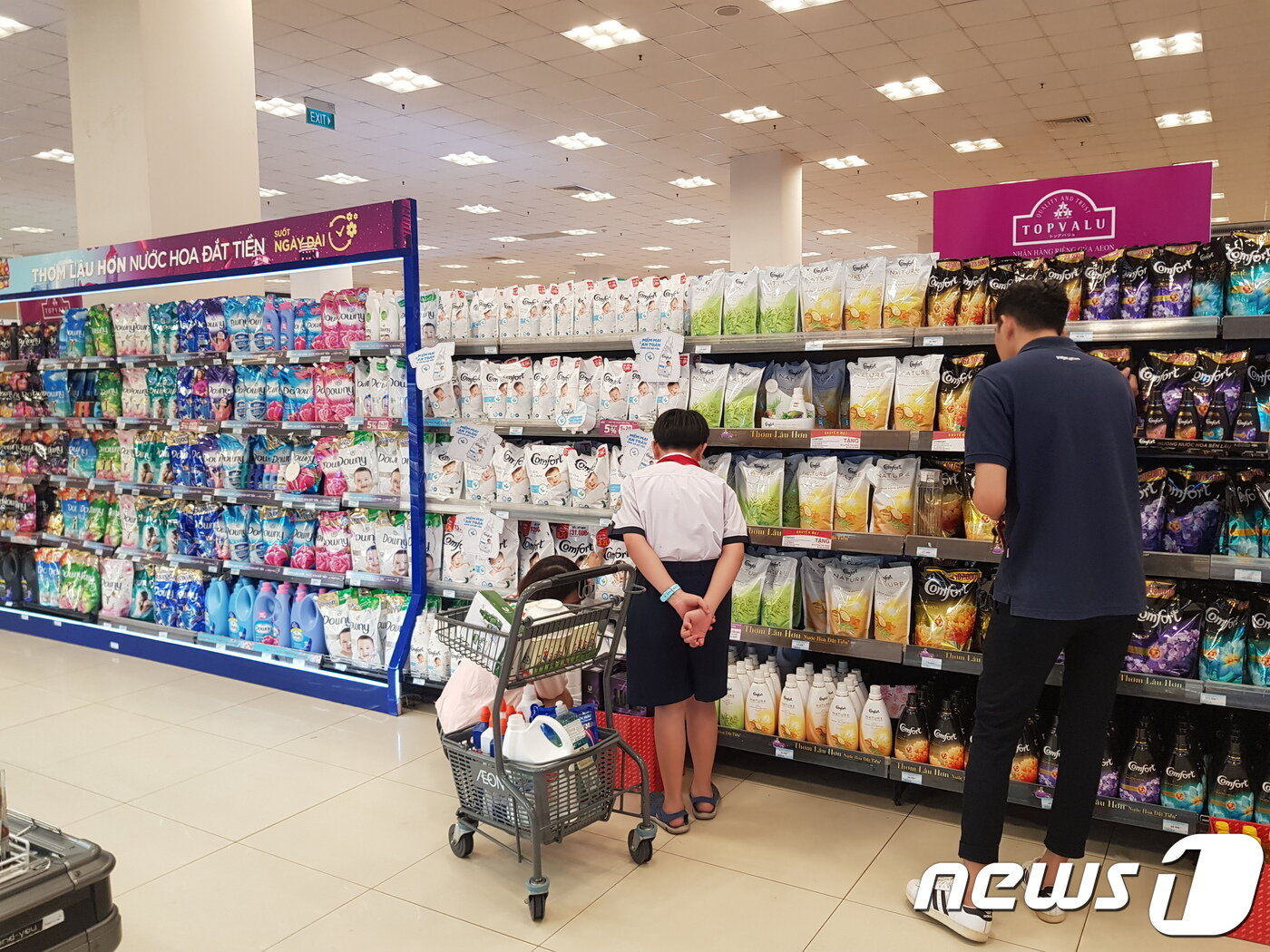 본문 이미지 - 호찌민시 이온몰에 섬유유연제 코너. 유니레버의 콤포트(오른쪽)과 P&G의 다우니(왼쪽)이 절반씩 진열장을 차지하고 있다. 실제 점유율도 40% 내외로 비슷한 수준이다. ⓒ 뉴스