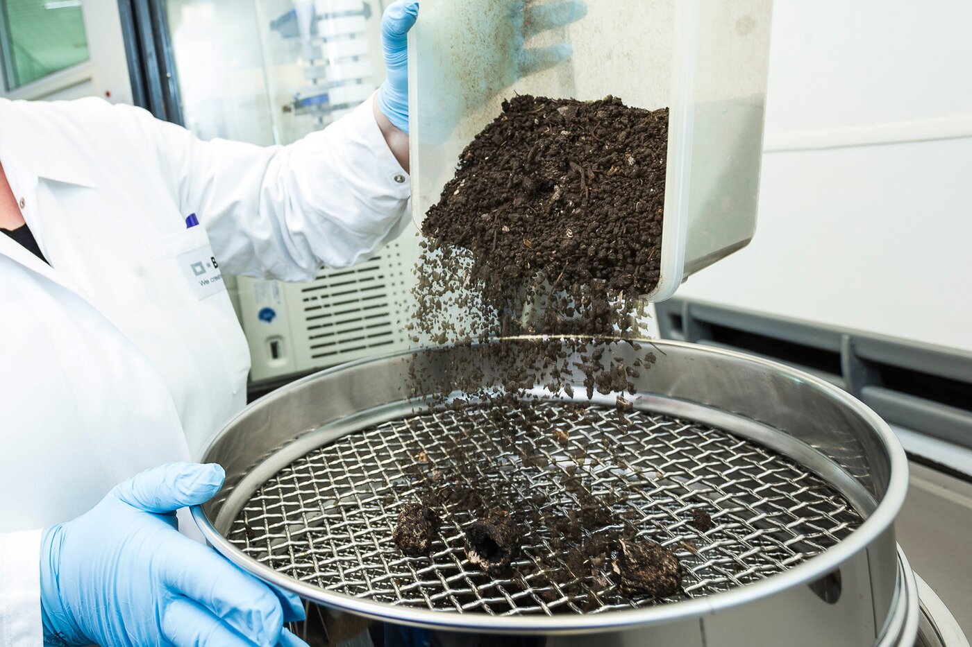 본문 이미지 - 토양에서 분해된 생분해성 플라스틱을 흙과 함께 쏟는 모습(바스프 제공). ⓒ 뉴스1