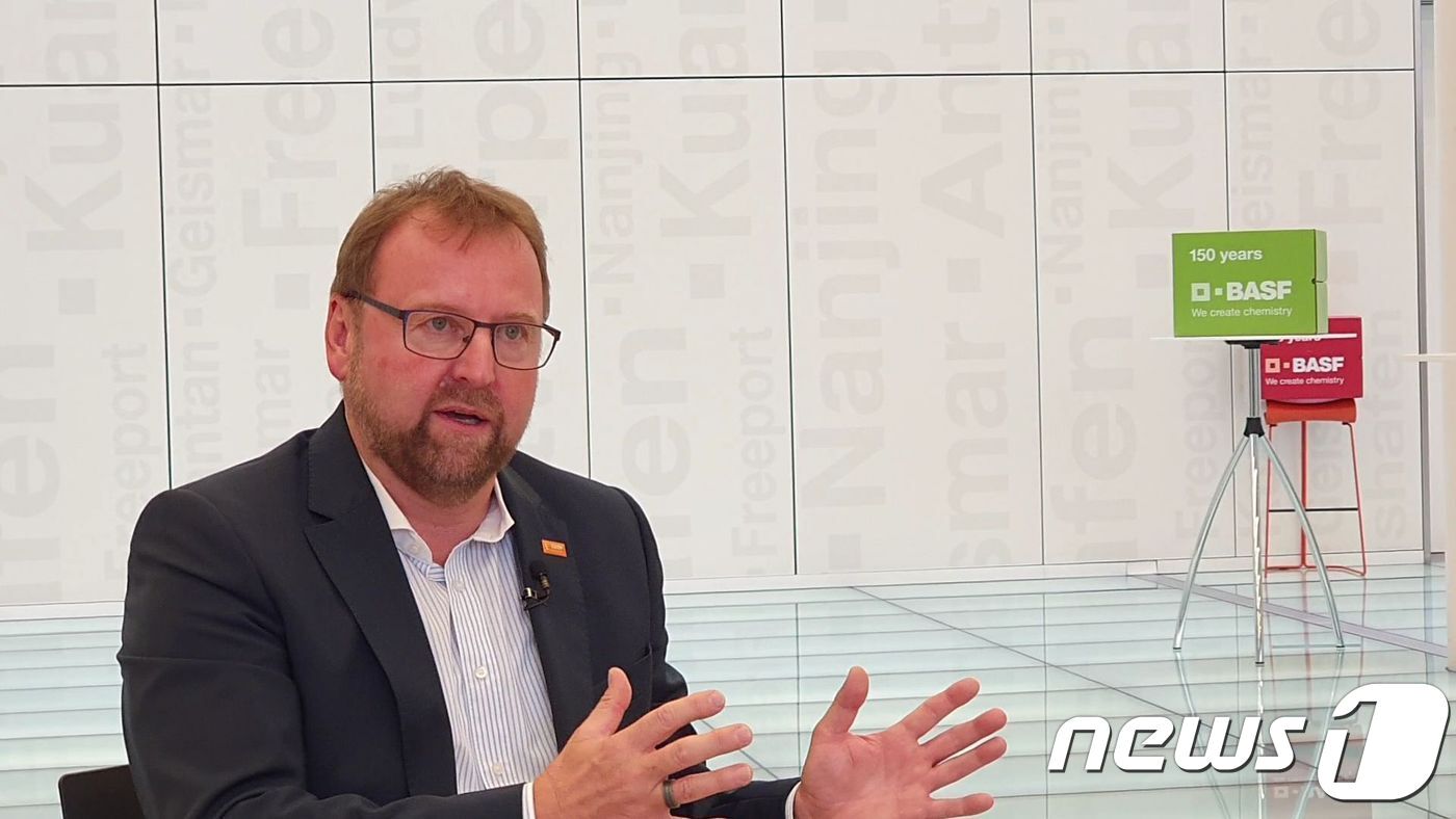 본문 이미지 - 지난달 8일 독일 루트비히스하펜에 위치한 바스프 본사에서 지속가능성 전략 책임자인 안드레아스 키허러 박사가 뉴스1과 인터뷰를 하고 있다. ⓒ 뉴스1