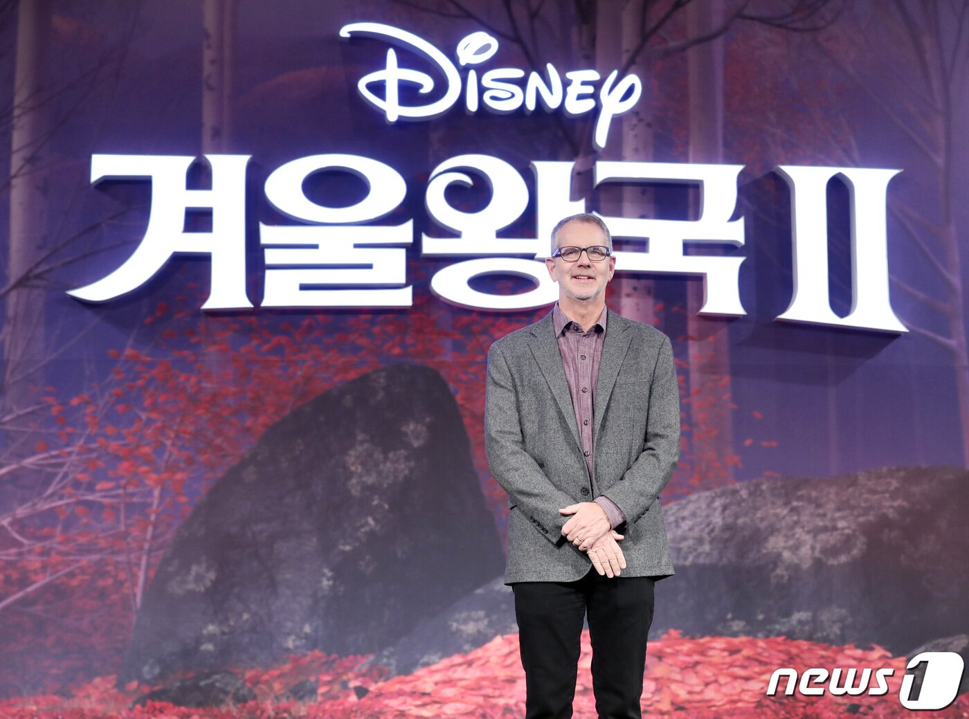 본문 이미지 - 크리스 벅 감독이 25일 오전 서울 광화문 포시즌스호텔에서 열린 디즈니 영화 '겨울왕국2' 기자 간담회에 참석해 포즈를 취하고 있다. '겨울왕국2'는 두 자매 안나(크리스틴 벨 분)와 엘사(이디나 멘젤 분)가 아렌델 왕국에 닥친 위기를 해결해 가는 과정을 그렸다. 2019.11.25/뉴스1 ⓒ News1 권현진 기자