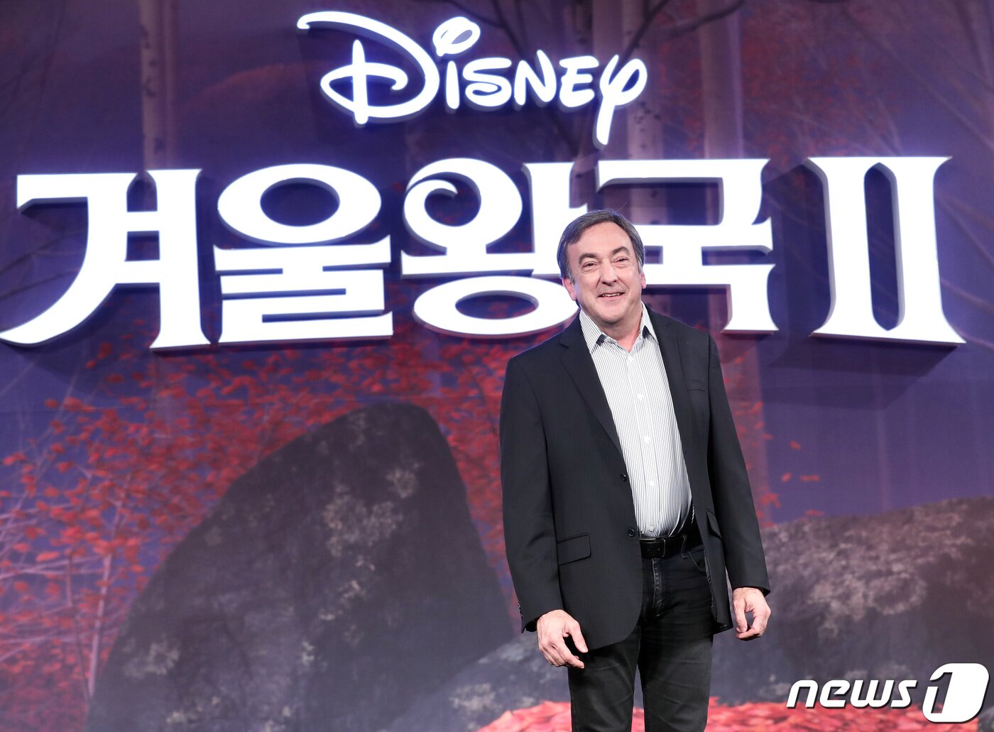 본문 이미지 - 피터 델 베초 프로듀서가 25일 오전 서울 광화문 포시즌스호텔에서 열린 디즈니 영화 '겨울왕국2' 기자 간담회에 참석해 포즈를 취하고 있다. '겨울왕국2'는 두 자매 안나(크리스틴 벨 분)와 엘사(이디나 멘젤 분)가 아렌델 왕국에 닥친 위기를 해결해 가는 과정을 그렸다. 2019.11.25/뉴스1 ⓒ News1 권현진 기자