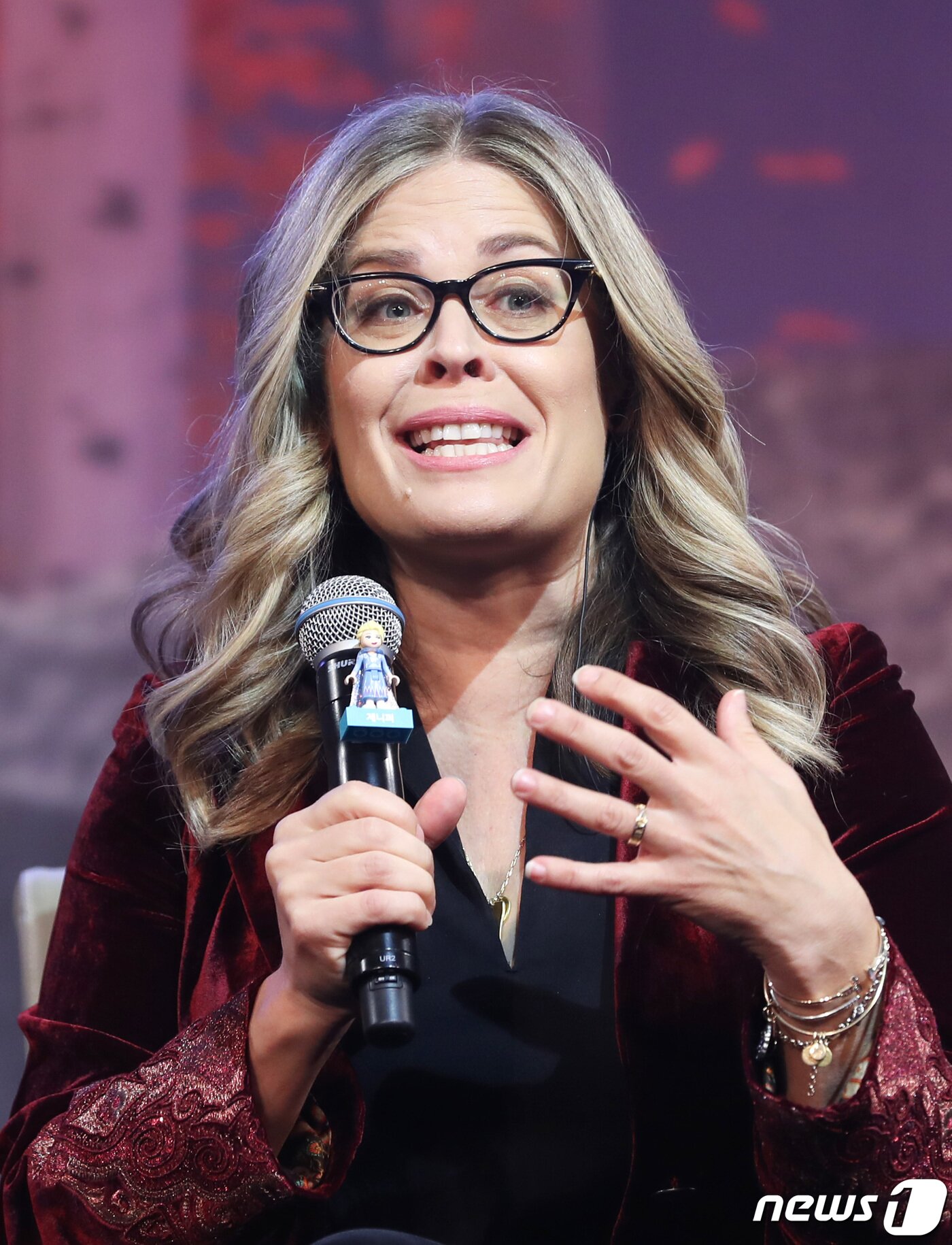 본문 이미지 - 제니퍼 리 감독이 25일 오전 서울 광화문 포시즌스호텔에서 열린 디즈니 영화 '겨울왕국2' 기자 간담회에 참석해 인사말을 하고 있다. '겨울왕국2'는 두 자매 안나(크리스틴 벨 분)와 엘사(이디나 멘젤 분)가 아렌델 왕국에 닥친 위기를 해결해 가는 과정을 그렸다. 2019.11.25/뉴스1 ⓒ News1 권현진 기자