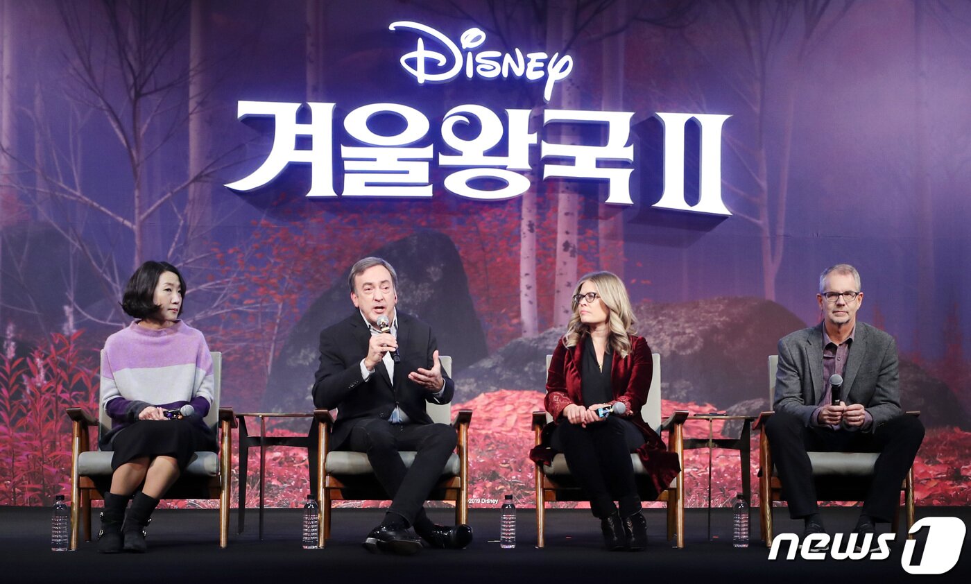본문 이미지 - 이현민 슈퍼바이저(왼쪽부터), 피터 델 베초 프로듀서, 제니퍼 리 감독, 크리스 벅 감독이 25일 오전 서울 광화문 포시즌스호텔에서 열린 디즈니 영화 '겨울왕국2' 기자 간담회에 참석해 인사말을 하고 있다. '겨울왕국2'는 두 자매 안나(크리스틴 벨 분)와 엘사(이디나 멘젤 분)가 아렌델 왕국에 닥친 위기를 해결해 가는 과정을 그렸다. 2019.11.25/뉴스1 ⓒ News1 권현진 기자