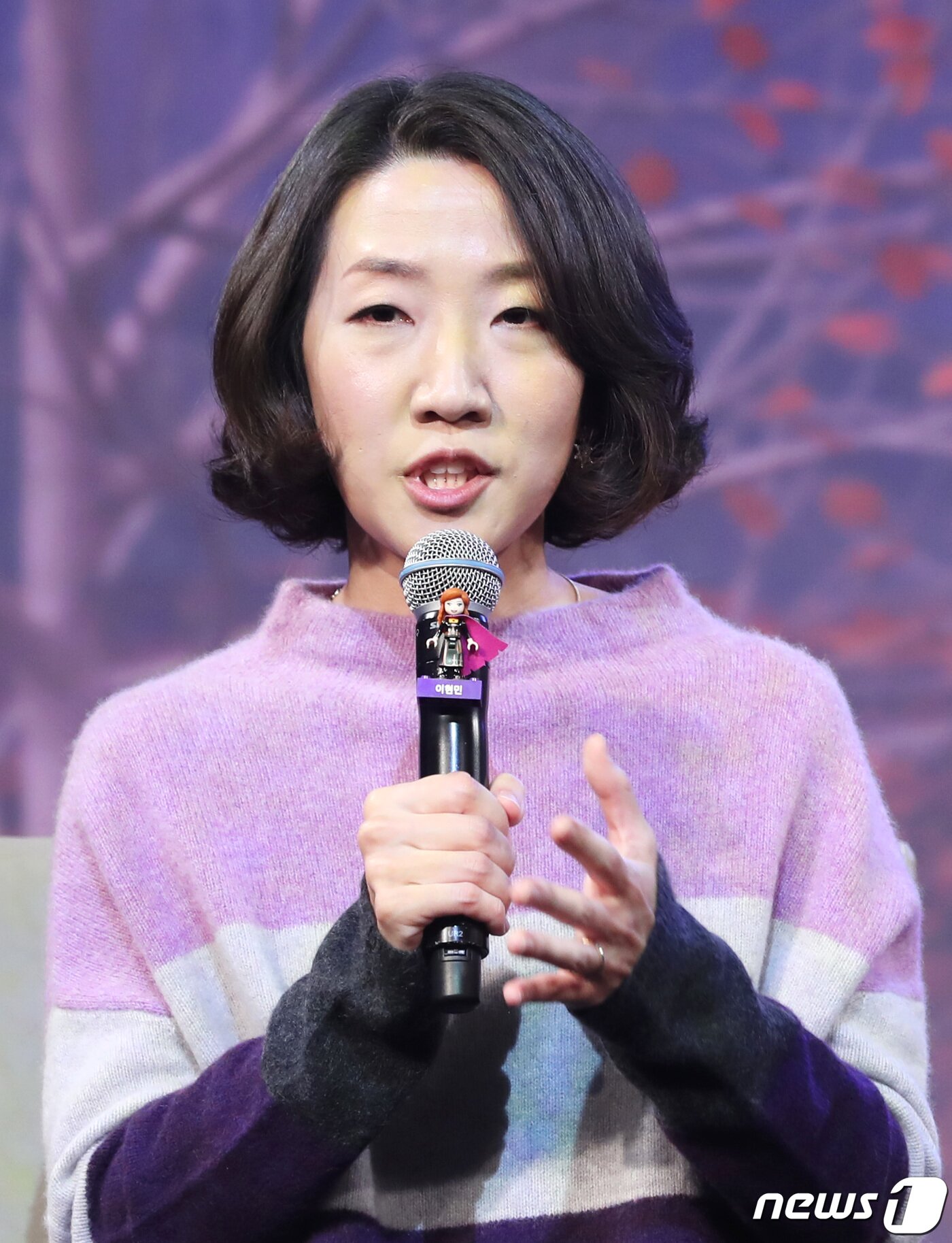 본문 이미지 - 이현민 슈퍼바이저가 25일 오전 서울 광화문 포시즌스호텔에서 열린 디즈니 영화 '겨울왕국2' 기자 간담회에 참석해 인사말을 하고 있다. '겨울왕국2'는 두 자매 안나(크리스틴 벨 분)와 엘사(이디나 멘젤 분)가 아렌델 왕국에 닥친 위기를 해결해 가는 과정을 그렸다. 2019.11.25/뉴스1 ⓒ News1 권현진 기자