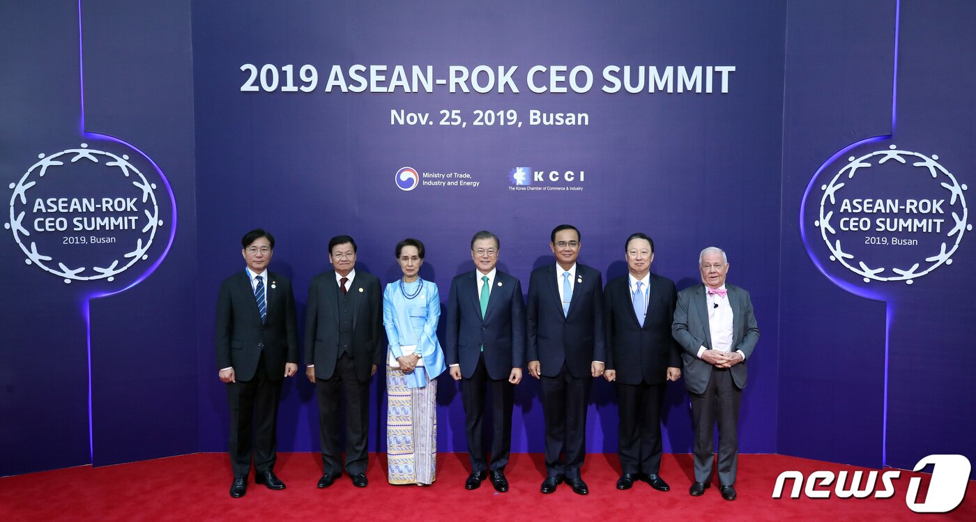 본문 이미지 - 25일 부산 벡스코 2전시장에서 열린 2019 한-아세안 특별 정상회의 ‘CEO 서밋(Summit)’ 행사에서 문재인 대통령 등 참석자들이 기념촬영을 하고 있다. 왼쪽부터 성윤모 산업통상자원부 장관, 통룬 시술릿 라오스 총리, 아웅산 수치 미얀마 국가고문, 문 대통령, 쁘라윳 짠-오차 태국 총리, 박용만 대한상의 회장, 짐 로저스 로저스홀딩스 회장. (2019 한-아세안 특별정상회의 제공) 2019.11.25/뉴스1