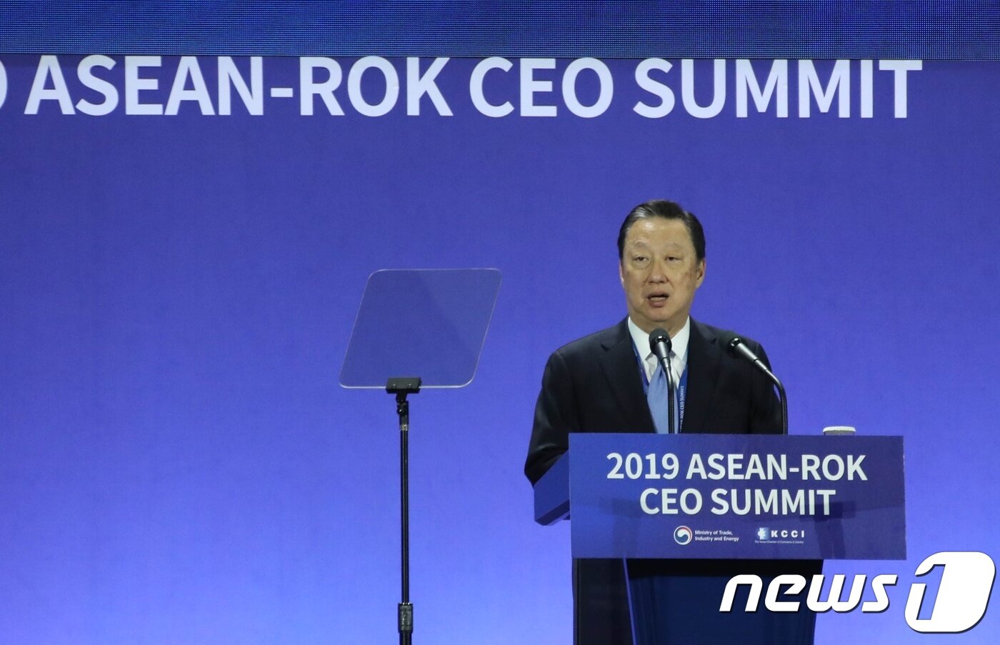 본문 이미지 - 박용만 대한상공회의소 회장이 25일 부산 벡스코에서 열린 '한-아세안 CEO 서밋'에서 개회사를 하고 있다.(2019 한-아세안 특별정상회의 제공) 2019.11.25/뉴스1 ⓒ 뉴스1