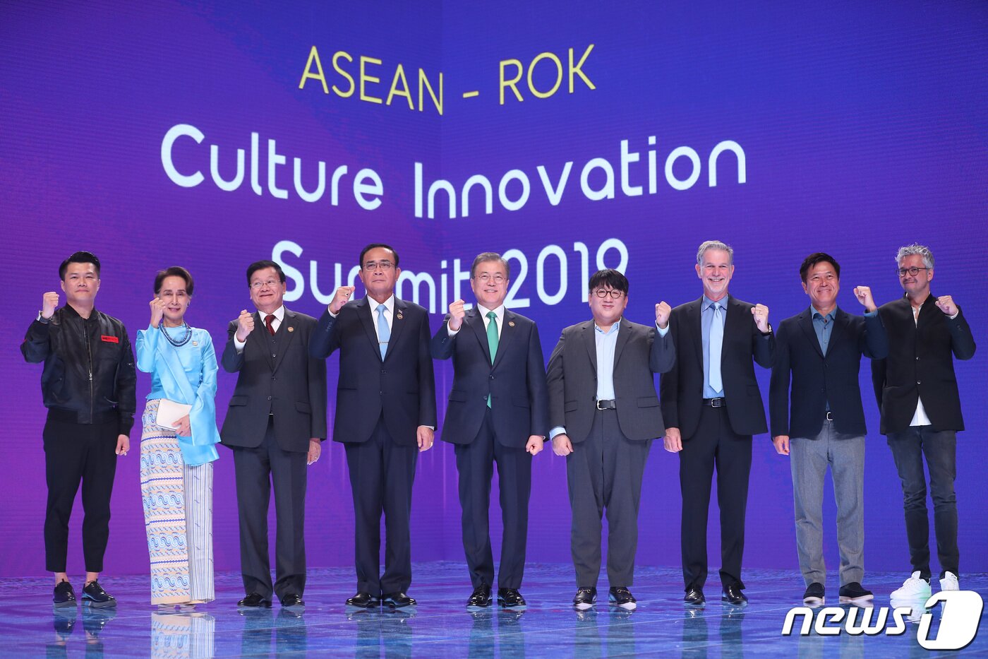 본문 이미지 - 11월25일 부산 벡스코 2전시장에서 열린 2019 한-아세안 특별정상회의 '문화혁신포럼' 행사에서 문재인 대통령(가운데)과 참석자들이 기념촬영을 하고 있다.(2019 한-아세안 특별정상회의 제공) 2019.11.25/뉴스1