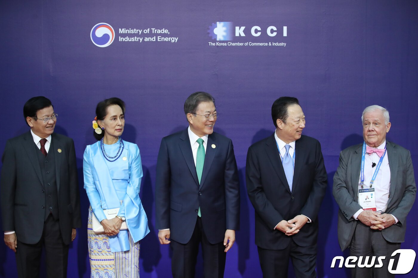 본문 이미지 - 지난달 25일 부산 벡스코 2전시장에서 열린 2019 한-아세안 특별 정상회의 ‘CEO 서밋(Summit)’ 행사에서 문재인 대통령 등 참석자들이 기념촬영에 앞서 대화하고 있다. 왼쪽부터 통룬 시술릿 라오스 총리, 아웅산 수치 미얀마 국가고문, 문 대통령, 박용만 대한상의 회장, 짐 로저스 로저스홀딩스 회장. (2019 한-아세안 특별정상회의 제공) 2019.11.25/뉴스1