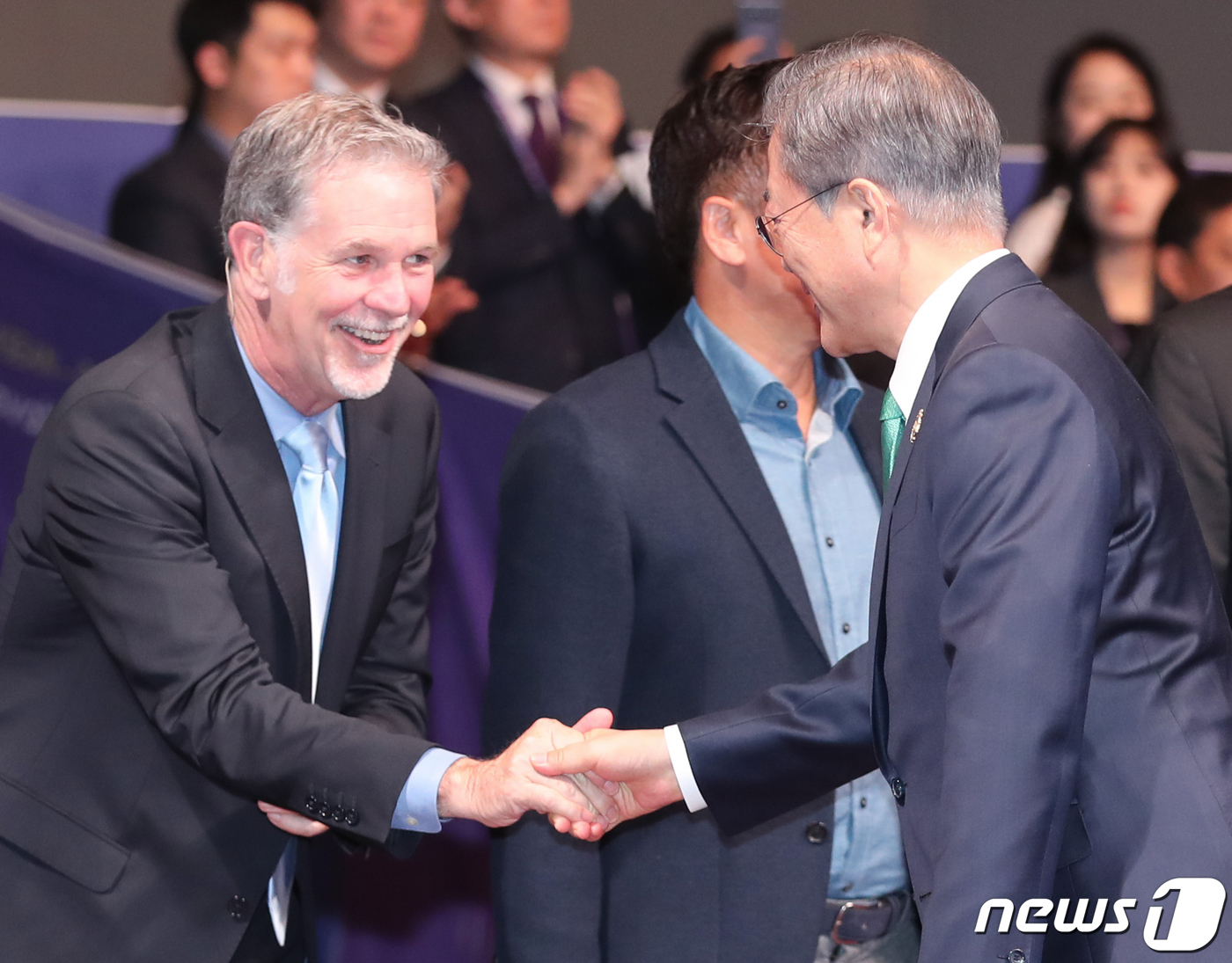 (부산=뉴스1) =     문재인 대통령이 25일 부산 벡스코 2전시장에서 열린 2019 한-아세안 특별 정상회의 '문화혁신포럼' 행사에 참석해 리드 헤이스팅스 넷플릭스 회장과 악 …