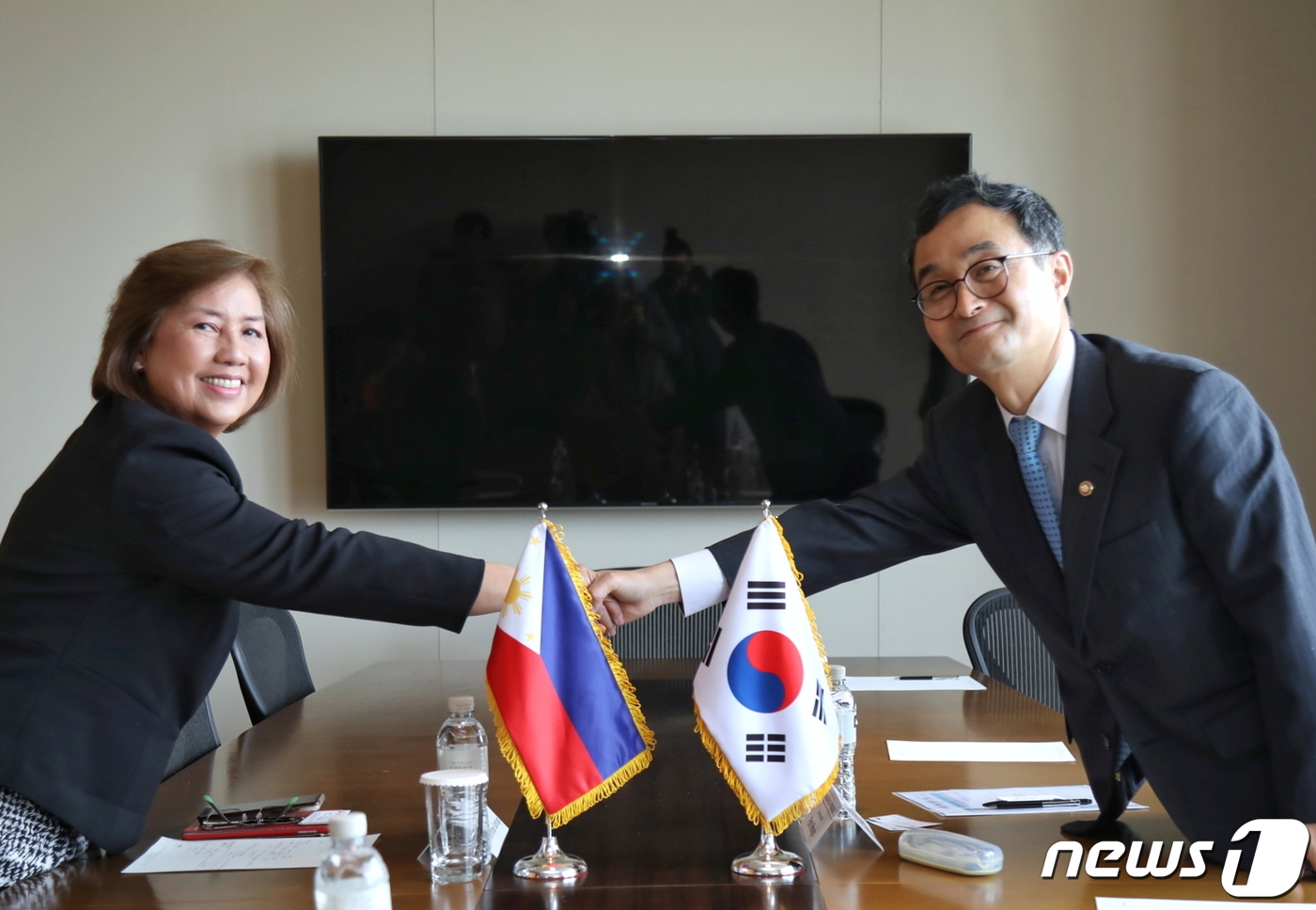 (서울=뉴스1) = 박원주 특허청장이 25일 오전 서울 중구 신라호텔에서 조세핀 산티아고 필리핀 지식재산청장과 회담에 앞서 악수하고 있다. (특허청 제공) 2019.11.25/뉴스 …