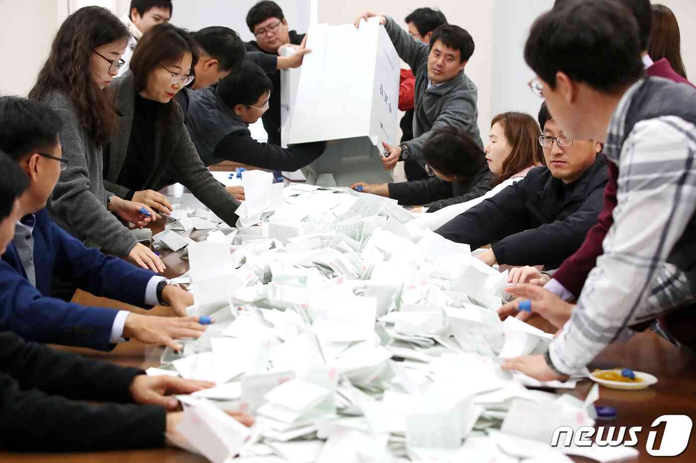 내년 4월15일 실시하는 제21대 국회의원선거를 앞두고 25일 오후 대구시선거관리위원회 대회의실에서 열린 모의개표 시연회에서 서구·달서구 선관위 관계자들이 모의개표 실습을 하고 있다. © News1 공정식 기자