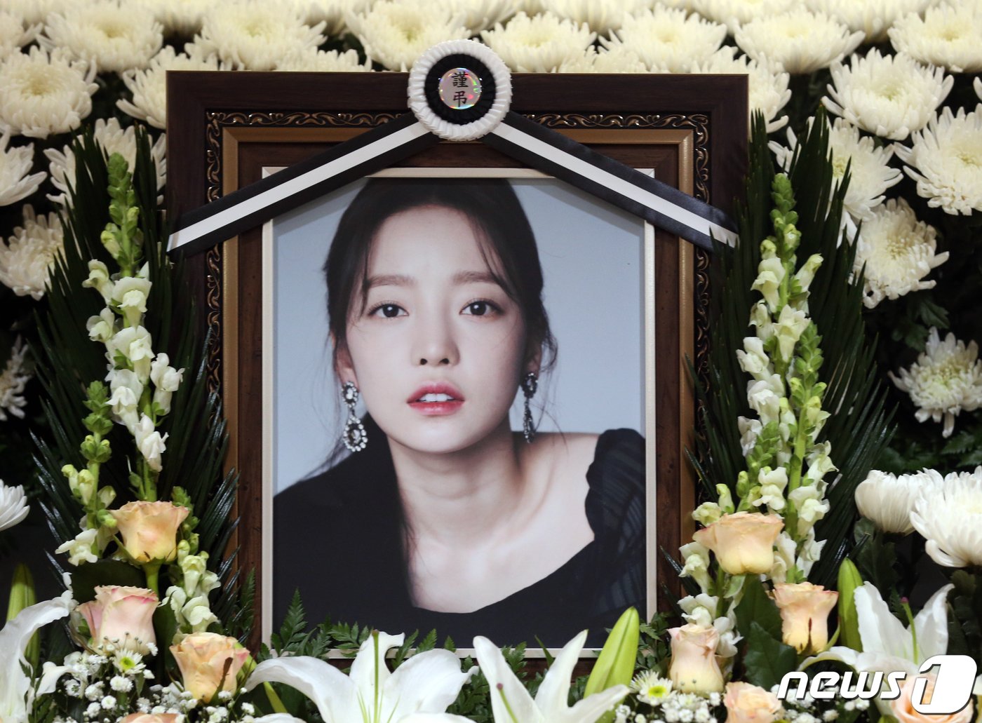 본문 이미지 - 25일 가수 고 구하라의 일반 빈소가 마련된 서울 강남 성모병원 장례식장에 고인의 영정이 놓여져 있다. 2019.11.25/뉴스1 ⓒ News1 사진공동취재단