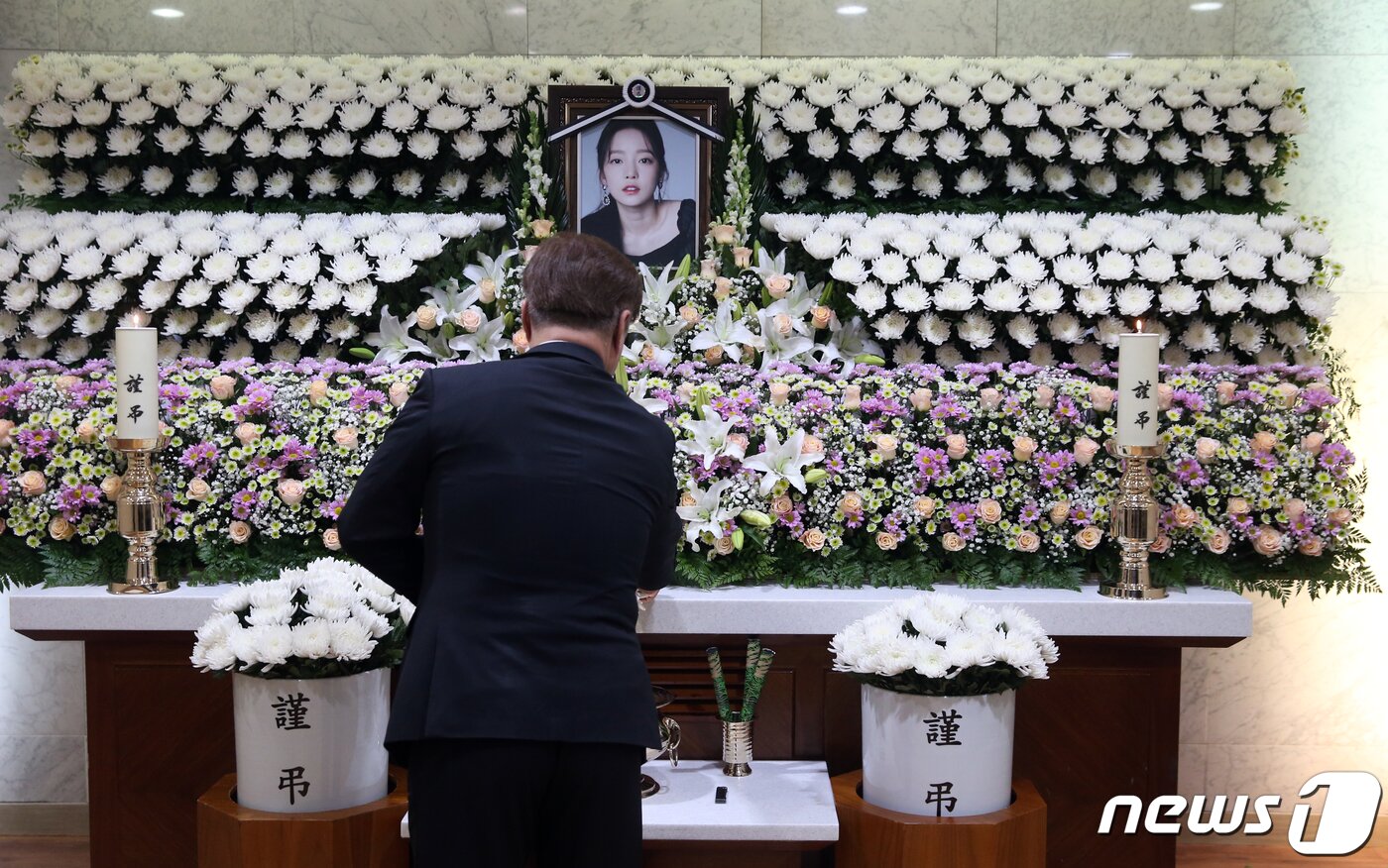 본문 이미지 - 2019년 11월 서울 강남성모병원 장례식장에 마련된 고 구하라씨 빈소에서 관계자가 조문객을 맞을 준비를 하고 있다. 2019.11.25/뉴스1 ⓒ News1 사진공동취재단