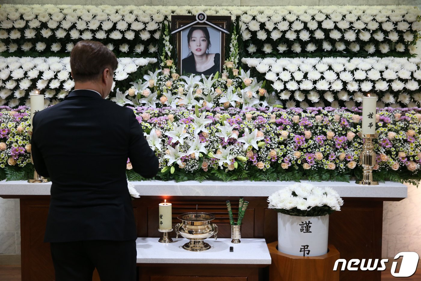 25일 가수 고 구하라의 일반 빈소가 마련된 서울 강남 성모병원 장례식장에서 관계자가 조문객을 받을 준비를 하고 있다. 2019.11.25/뉴스1 ⓒ News1 사진공동취재단