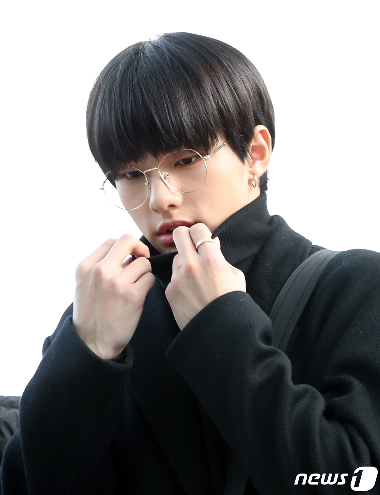 (인천공항=뉴스1) 권현진 기자 = 스트레이 키즈(Stray Kids) 현진이 AAA 참석차 25일 인천국제공항을 통해 베트남 하노이로 출국을 하고 있다. 2019.11.25/뉴스 …