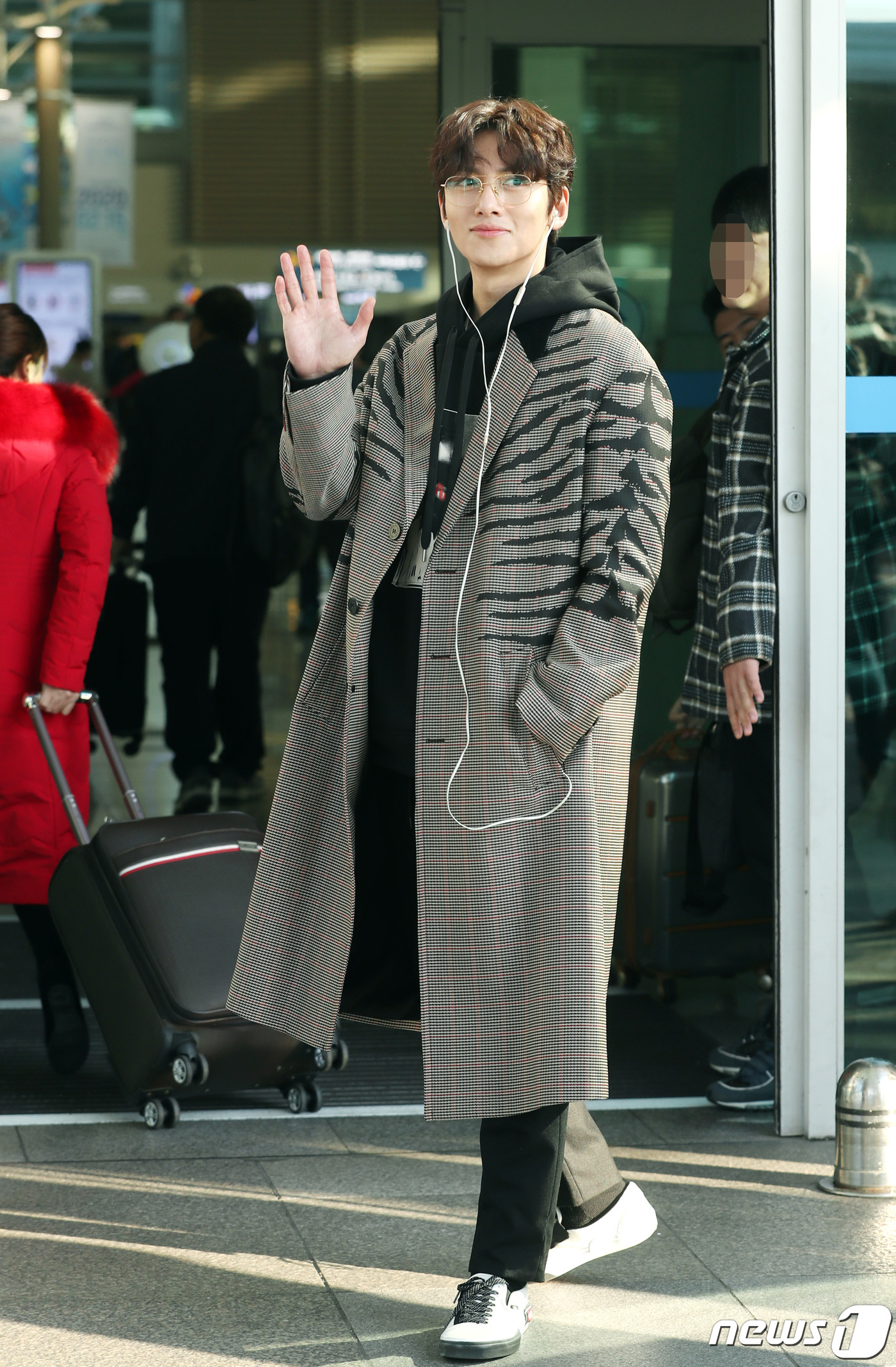 (인천공항=뉴스1) 권현진 기자 = 배우 지창욱이 AAA 참석차 26일 인천국제공항을 통해 베트남 하노이로 출국을 하고 있다. 2019.11.26/뉴스1