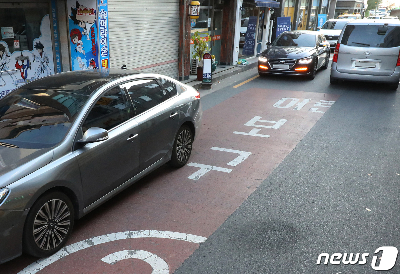 (대구=뉴스1) 공정식 기자 = 26일 오전 대구 수성구 매호동 한 초등학교 앞 도로에 어린이보호구역 표시가 절반쯤 사라진 채 몇 달째 방치돼 어린이 안전을 위협하고 있다.해당 지 …