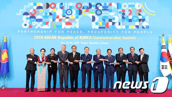 문재인 대통령이 26일 오전 부산 벡스코에서 열린 2019 한-아세안 특별 정상회의에서 참석자들과 기념촬영을 하고 있다. (2019 한-아세안 특별정상회의 제공) 2019.11.26/뉴스1