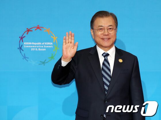 문재인 대통령이 지난 11월 26일 오전 부산 벡스코 컨벤션홀에서 2019 한-아세안 특별정상회의에 참석하는 각국 정상을 기다리던 중 취재진을 향해 손을 들어 인사하고 있다. (2019 한-아세안 특별정상회의 제공) 2019.11.26/뉴스1