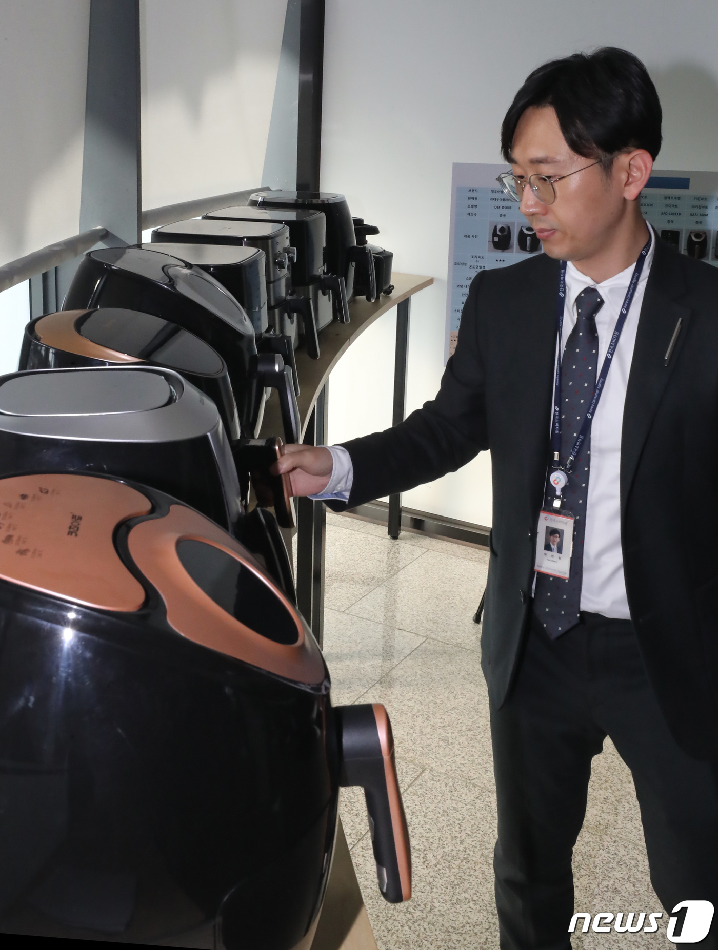 (세종=뉴스1) 장수영 기자 = 한국소비자원이 26일 정부세종청사 공정거래위원회 기자실에서 에어프라이어 비교정보 브리핑을 하고 있다. 소비자원은 소비자 선호도가 높은 9개 브랜드 …