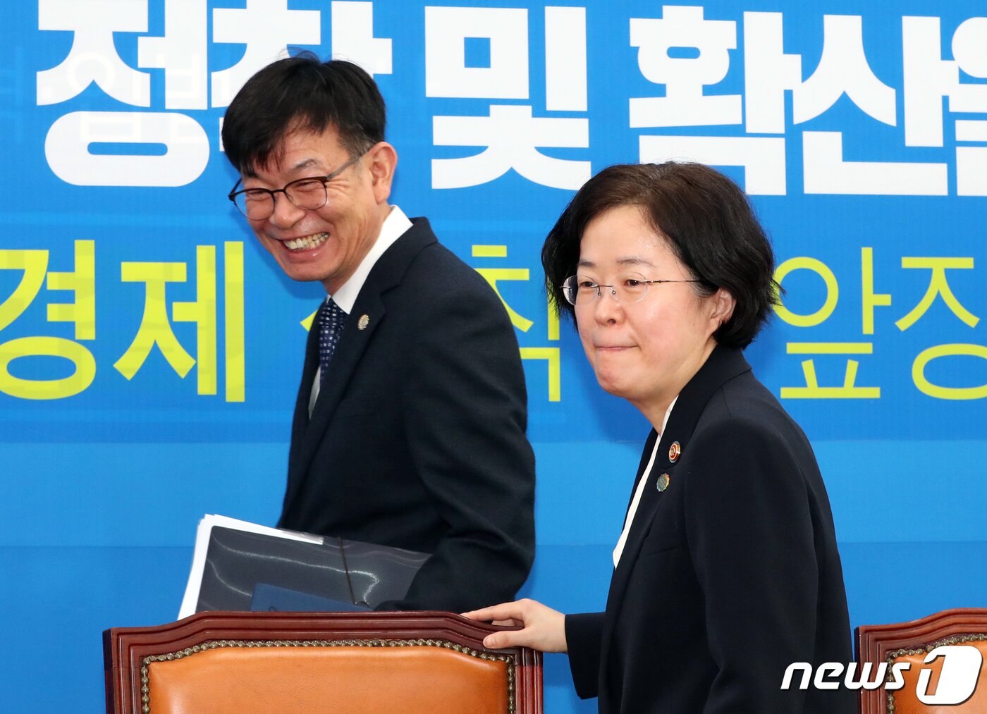 본문 이미지 - 김상조 청와대 정책실장(전 공정거래위원장)과 조성욱 공정거래위원장이 26일 서울 여의도 국회에서 열린 7대 공기업 공정경제 정착 및 확산을 위한 협약식에 참석하고 있다. 2019.11.26/뉴스1 ⓒ News1 이종덕 기자