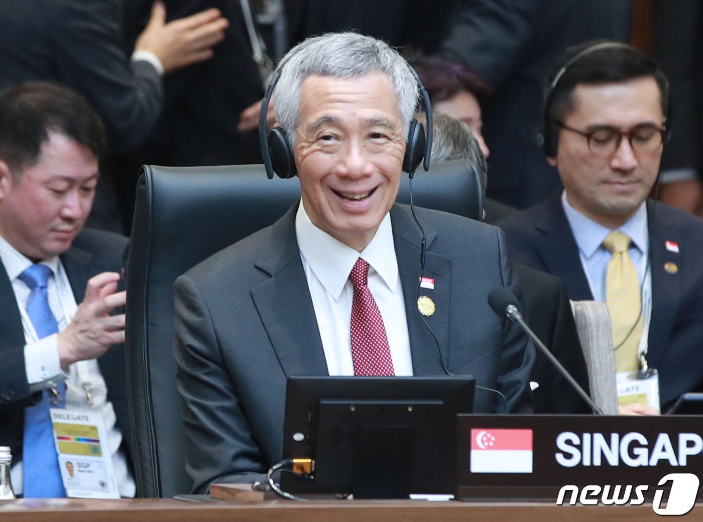 본문 이미지 - 리셴룽 싱가포르 총리가 지난해 11월 26일 오전 부산 벡스코에서 열린 2019 한-아세안 특별 정상회의 세션1에서 환하게 웃고 있다. &#40;2019 한-아세안 특별정상회의 제공&#41; 2019.11.26/뉴스1