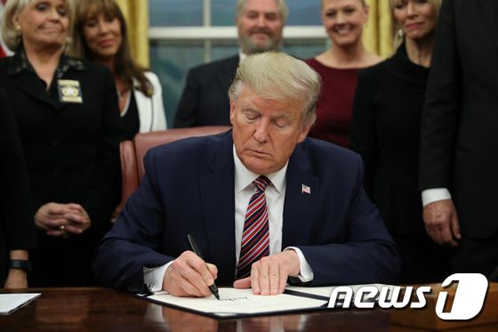 25일(현지시간) 백악관에서 팩트 법에 서명하는 도널드 트럼프 미국 대통령. © 로이터=뉴스1
