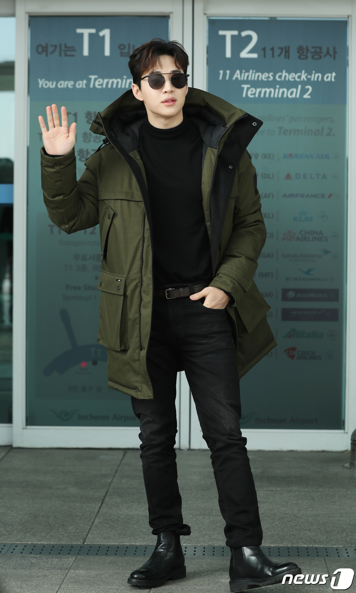 (인천공항=뉴스1) 권현진 기자 = 가수 헨리가 예능 촬영차 26일 오후 인천국제공항을 통해 중국으로 출국하고 있다. 2019.11.26/뉴스1