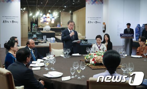 문재인 대통령이 11월26일 오후 부산 아세안문화원에서 열린 제1차 한-메콩 정상회의 환영 만찬에서 만찬사를 하고 있다.(2019 한-아세안 특별정상회의 제공) 2019.11.26/뉴스1