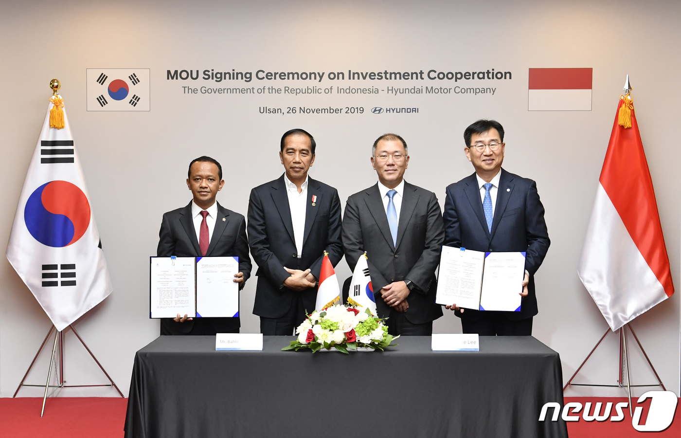 (부산=뉴스1) = 26일 현대자동차와 인도네시아 정부 관계자들이 현대차 인도네시아 공장 설립을 위한 투자협약서에 서명한 후 기념촬영을 하고 있다. 사진 왼쪽부터 바흐릴 라하달리아 …