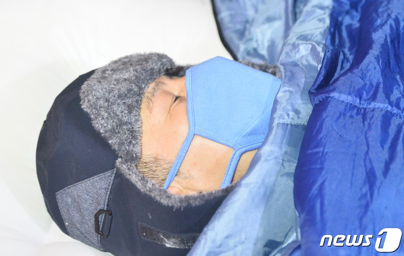 본문 이미지 - 황교안 자유한국당 대표가 26일 오후 서울 청와대 분수대에서 단식 중단을 설득하는 자유한국당 최고위원들을 비롯한 지도부와 대화를 나누고 있다. 2019.11.26/뉴스1 ⓒ News1 신웅수 기자