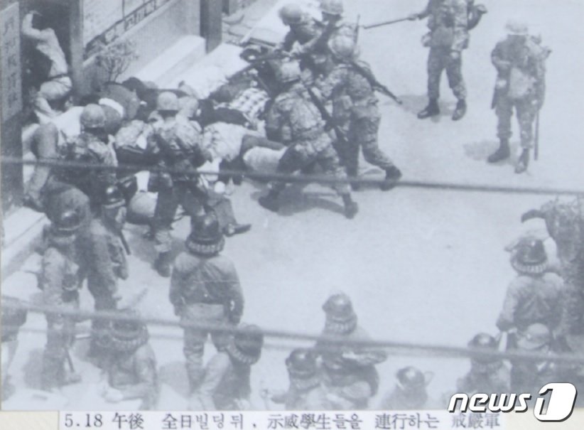 본문 이미지 - 80년 5월18일 전후 전일빌딩에서 시위대를 진압하는 계엄군들. ⓒ News1
