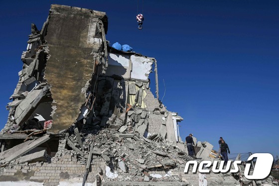 [사진] 알바니아 93년만에 지진…형체만 남은 건물