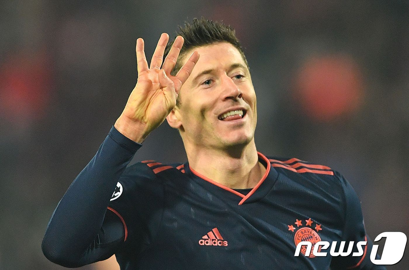 본문 이미지 - 레반도프스키가 커리어 2번째로 UCL 1경기에서 4득점 경기를 펼쳤다. ⓒ AFP=뉴스1