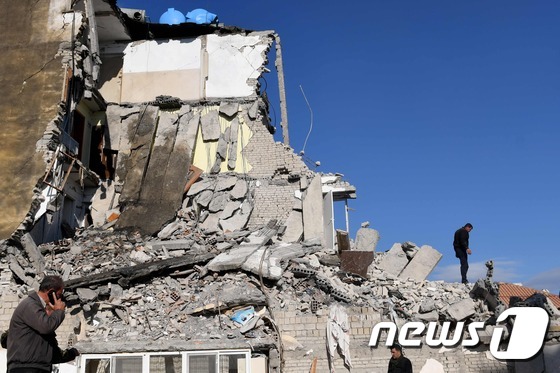 [사진] 알바니아 93년만에 지진…돌덩이로 변한 건물