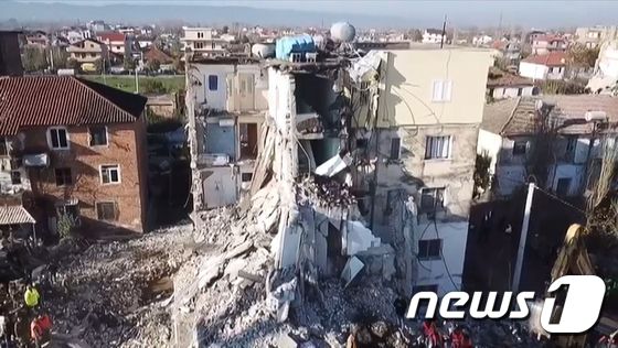 [사진] 알바니아 93년만에 지진…무너지고 잘려나간 건물