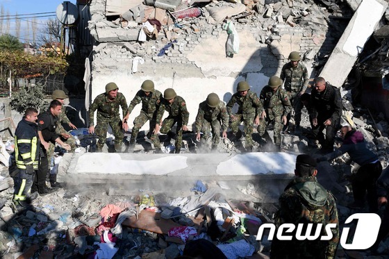 [사진] 알바니아 93년만에 지진…수색작업 나선 군 구조대원들