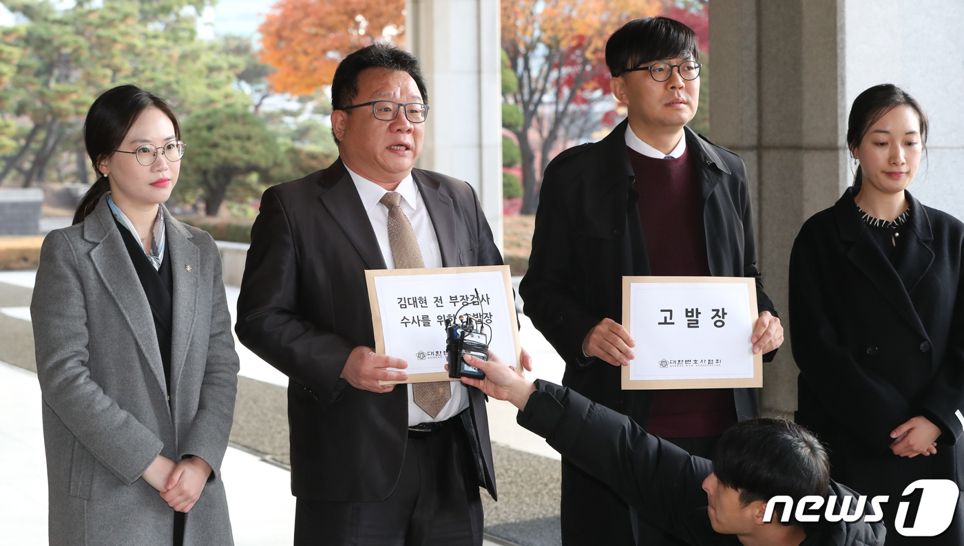 (서울=뉴스1) 허경 기자 = 오진철 변호사(왼쪽 두번째) 등 대한변호사협회 관계자들이 27일 서울중앙지방검찰청에 고 김홍영 검사를 자살에 이를 정도로 폭언, 폭행한 김대현 전 부 …