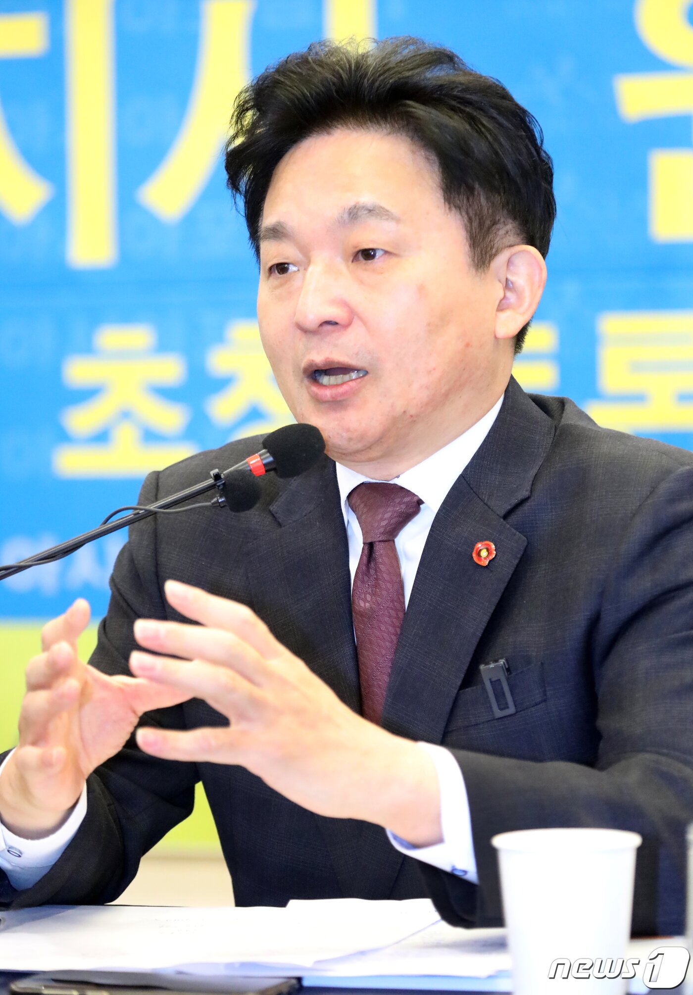 본문 이미지 - 27일 대구 호텔수성에서 열린 대구경북중견언론인모임 '아시아포럼21'초청 토론회에서 원희룡 제주도지사가 발언하고 있다. 원 지사는 "간판만 바꾸는 보수통합 이제는 국민들이 안 속는다. 혁신을 위한 통합이 돼야 한다 ＂고 말했다.2019.11.27/뉴스1 ⓒ News1 정우용 기자