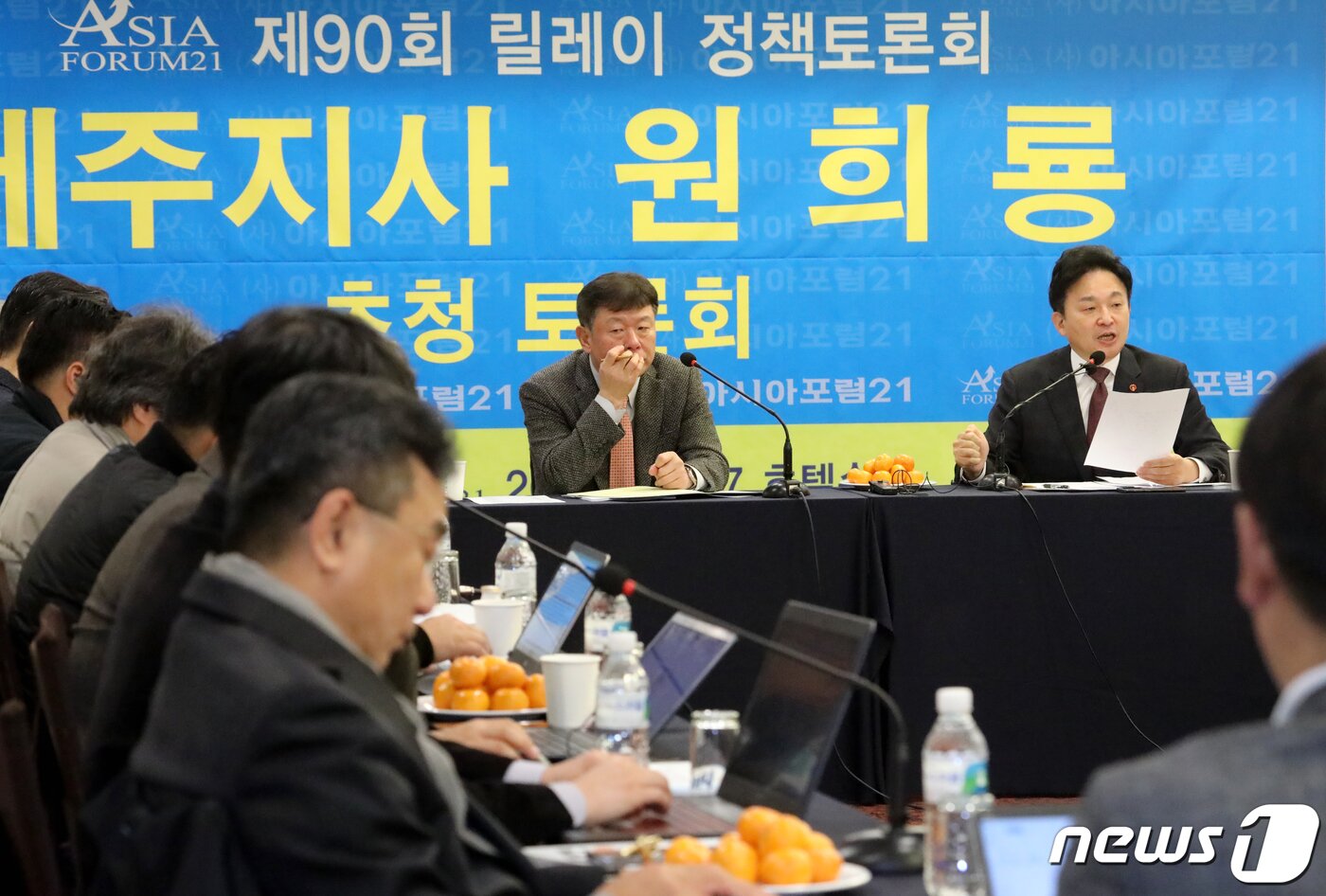 본문 이미지 - 27일 대구 호텔수성에서 열린 대구경북중견언론인모임 '아시아포럼21'초청 토론회에서 원희룡 제주도지사가 발언하고 있다. 원 지사는 "한국당은 기득권과 공감 능력 없는 걸 다 갈아치우지 않고는 회생불능 ＂이라고 말했다.2019.11.27/뉴스1 ⓒ News1 정우용 기자