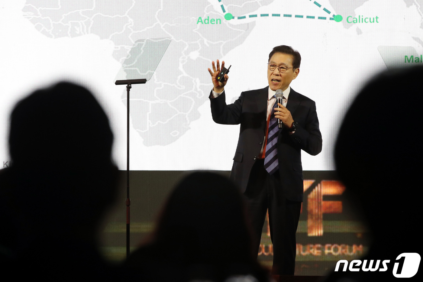 (서울=뉴스1) 이광호 기자 = 김태유 서울대 산업공학과 명예교수가 27일 머니투데이방송(MTN) 주최로 서울 광화문 포시즌스호텔에서 열린 2019서울퓨처포럼에서 '신경제 패권 시 …