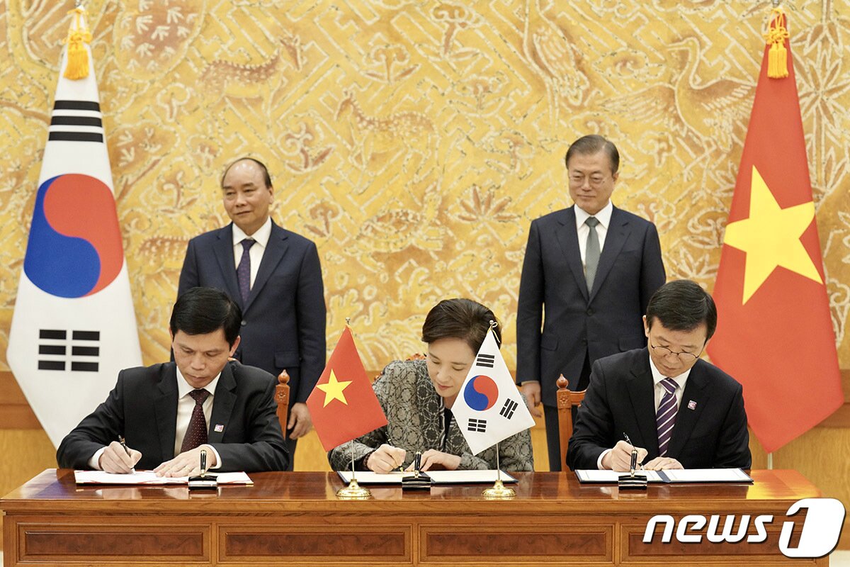 본문 이미지 - 유은혜 사회부총리(가운데)와 문성혁 해수부 장관(오른쪽), 레 아잉 뚜언 베트남 교통부 차관이 27일 청와대에서 문재인 대통령과 응우옌 쑤언 푹 총리가 참석한 가운데 해사 업무 협약을 하고 있다.(청와대 제공) 2019.11.27/뉴스1