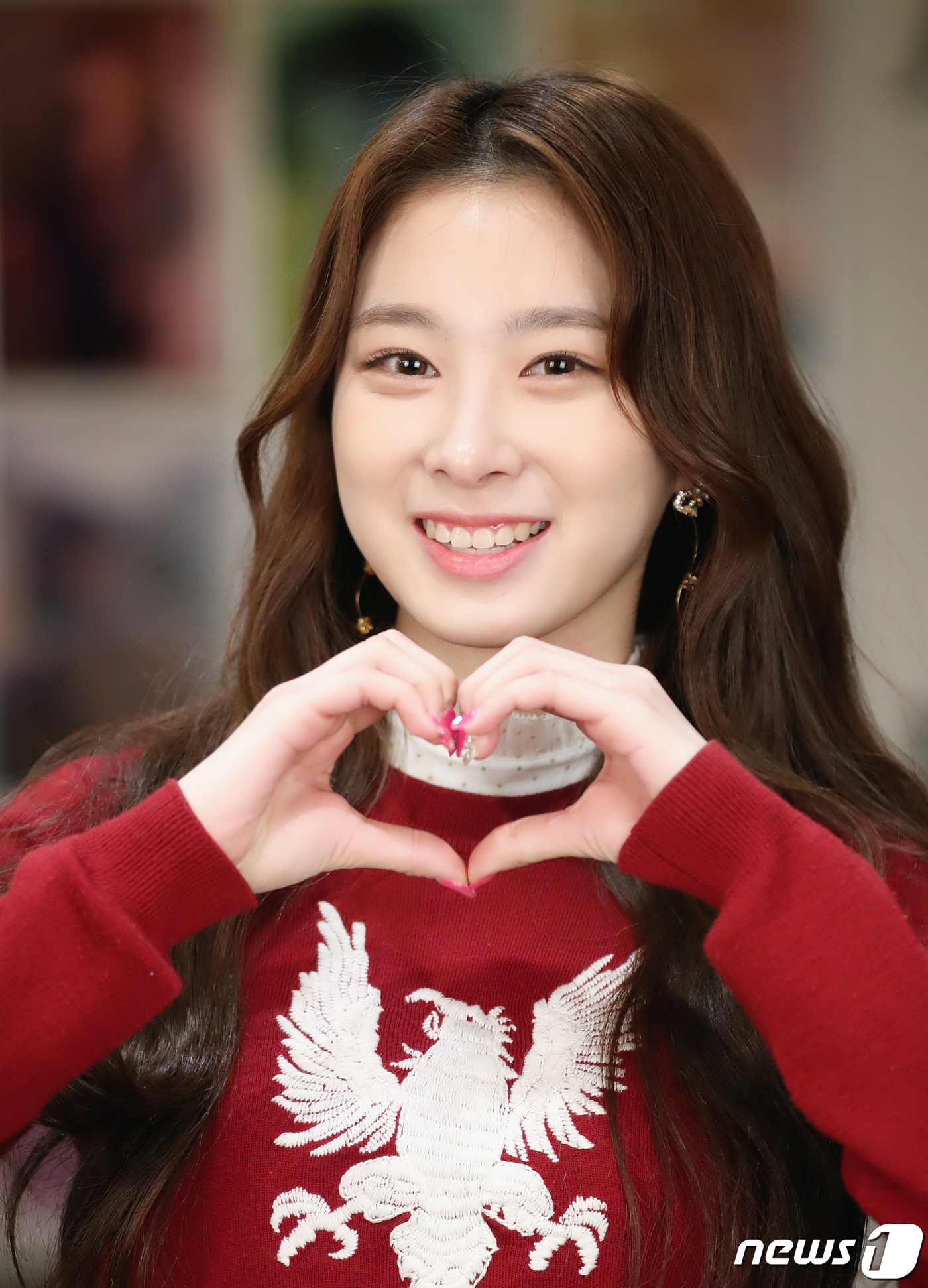 (서울=뉴스1) 권현진 기자 = 걸그룹 로켓펀치(Rocket Punch) 윤경이 19일 오후 서울 마포구 울림엔터테인먼트 카페에서 열린 뉴스1과의 인터뷰에 앞서 포즈를 취하고 있다 …