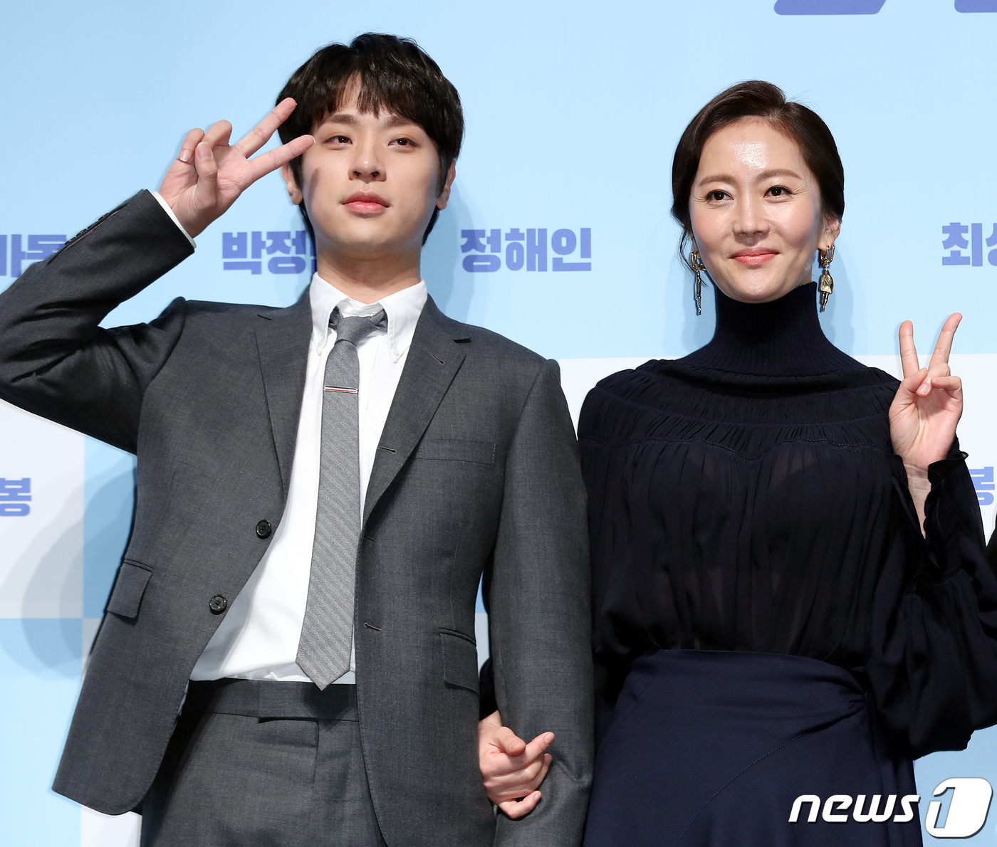 (서울=뉴스1) 김진환 기자 = 배우 박정민과 염정아(오른쪽)가 28일 오전 서울 강남구 CGV 압구정에서 열린 영화 '시동' 제작보고회에 참석해 포즈를 취하고 있다.'시동'은 정 …