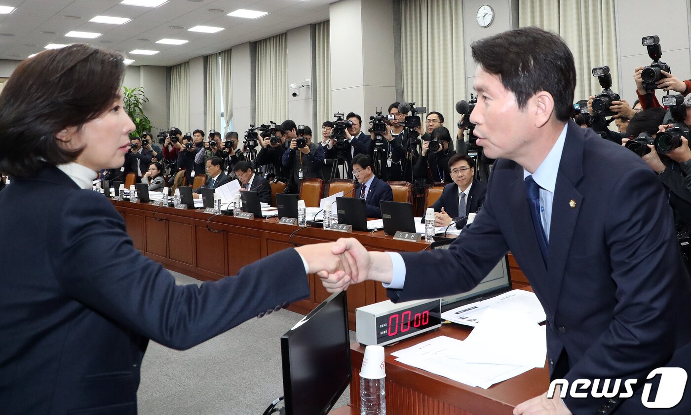 본문 이미지 - 이인영 더불어민주당 원내대표와 나경원 자유한국당 원내대표가 28일 서울 여의도 국회에서 열린 운영위원회 전체회의 회의에서 악수를 하고 있다. 2019.11.28/뉴스1 ⓒ News1 김명섭 기자