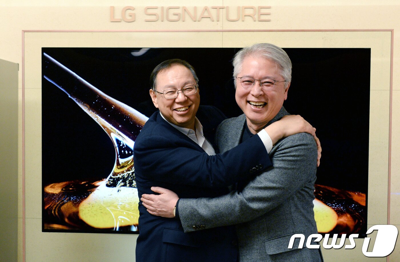 본문 이미지 - LG전자 조성진 부회장(좌측)이 28일 오후 서울 여의도 트윈타워 집무실에서 LG전자 새 CEO에 선임된 권봉석 사장을 만나 축하 인사를 건네고 있다. 조 부회장은 이 자리에서 권 사장이 회사를 잘 이끌 수 있도록 기도하고 응원하겠다고 말했다.ⓒ 뉴스1