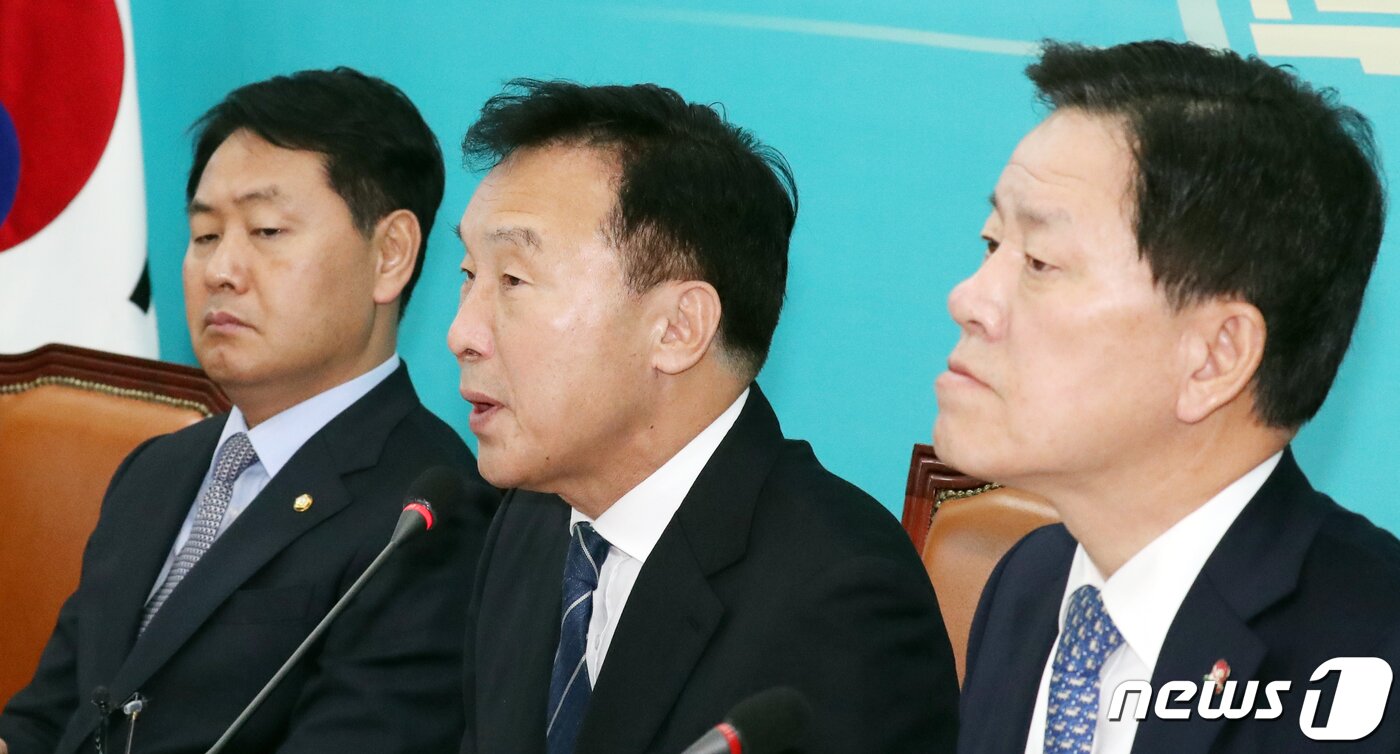 본문 이미지 - 손학규 바른미래당 대표가 29일 서울 여의도 국회에서 열린 최고위원회의에서 모두발언을 하고 있다. 2019.11.29/뉴스1 ⓒ News1 김명섭 기자