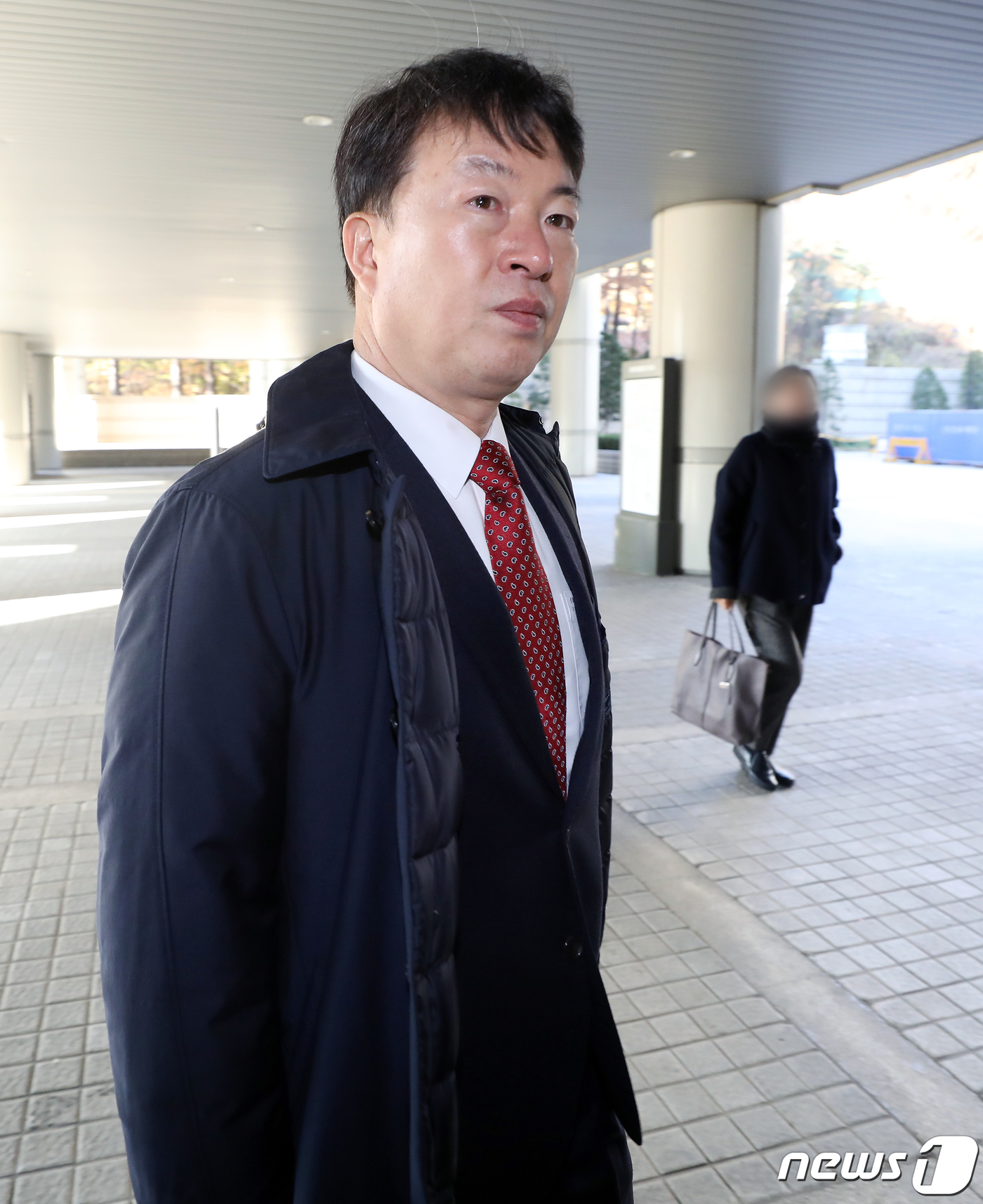 (서울=뉴스1) 이동해 기자 = 박근혜정부 시절 정보경찰을 동원해 선거와 정치에 불법 개입한 혐의를 받는 강신명 전 경찰청장이 29일 오전 서울 서초구 서울중앙지법에서 열린 공판 …